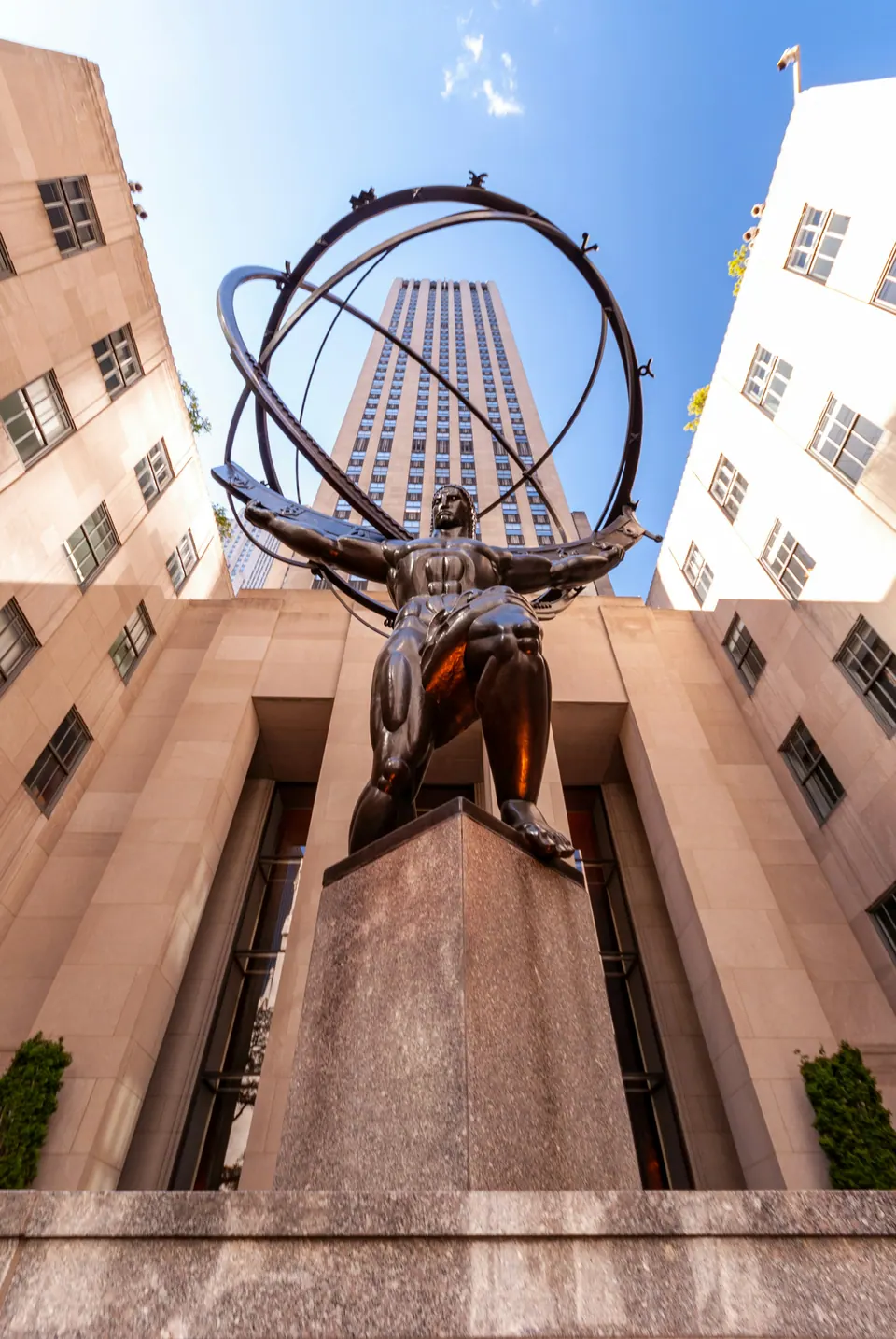 Estátua de bronze de Atlas segurando a esfera do céu nos ombros